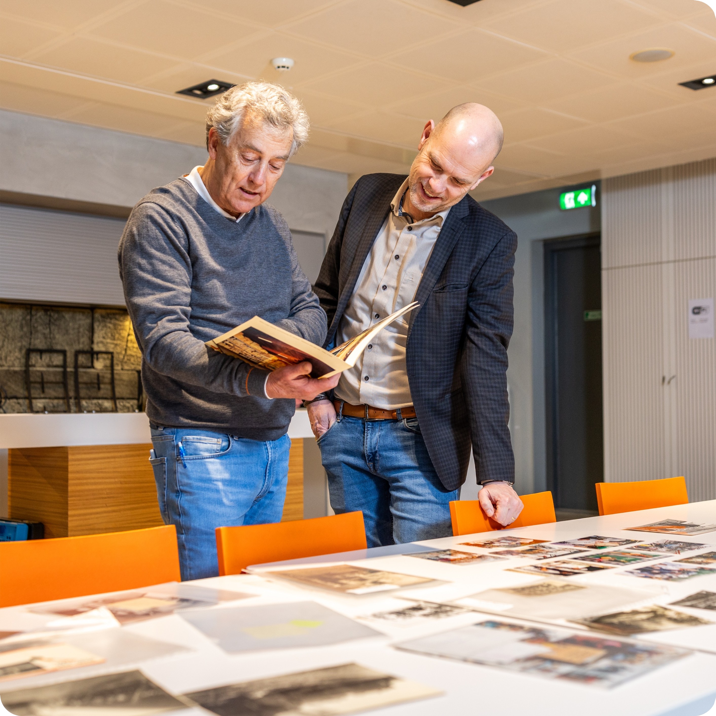 Pieter Pelt en John Faas bekijken archieffoto's