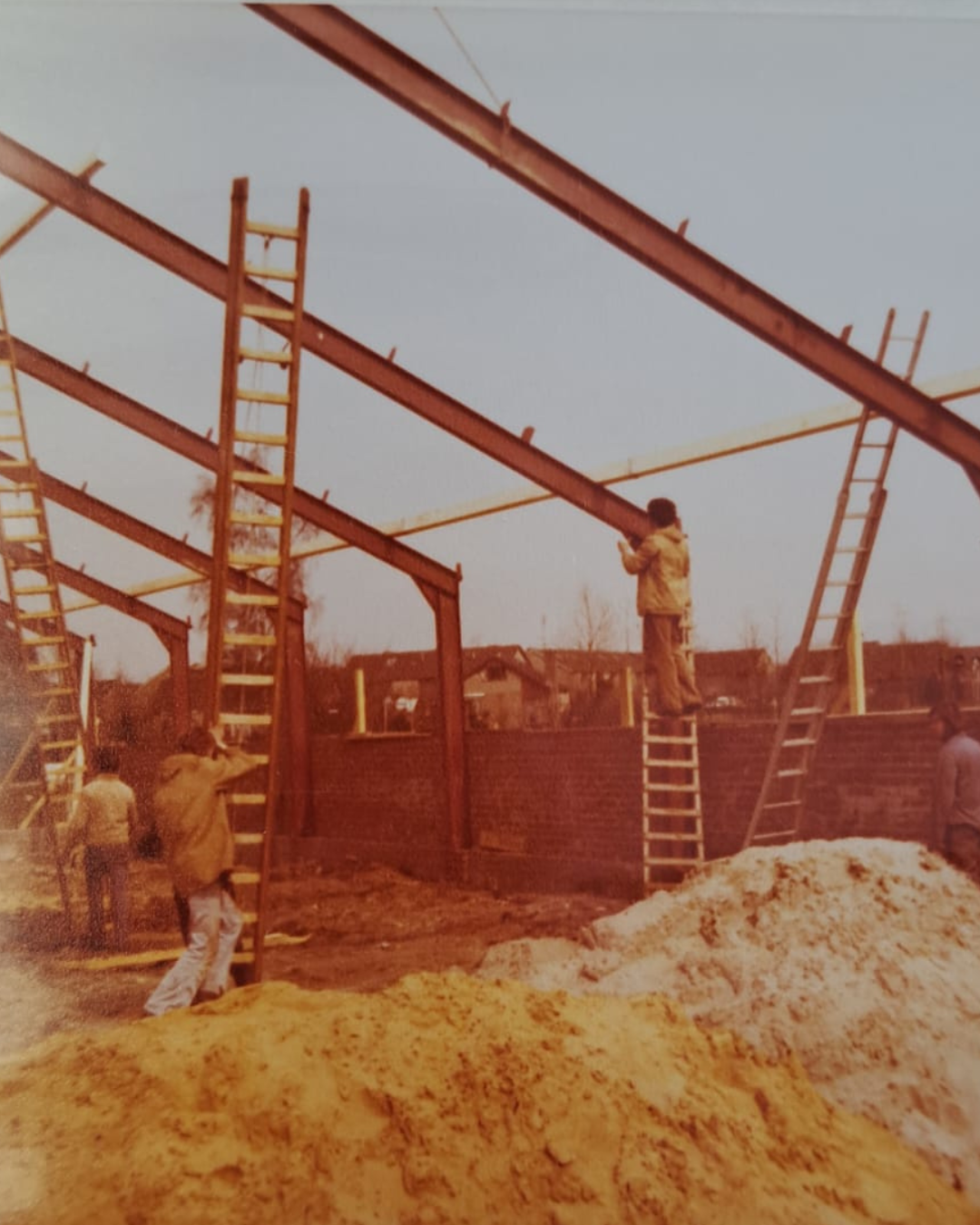De bouw van de loods van Bouwbedrijf Van Lunteren